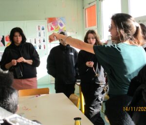 Mme Barraud, la créatrice  de l'atelier dentelle de métal